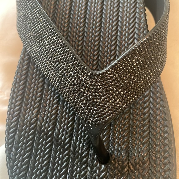 Capelli New York women’s black flip flop sandals. NwoT - Picture 4 of 7